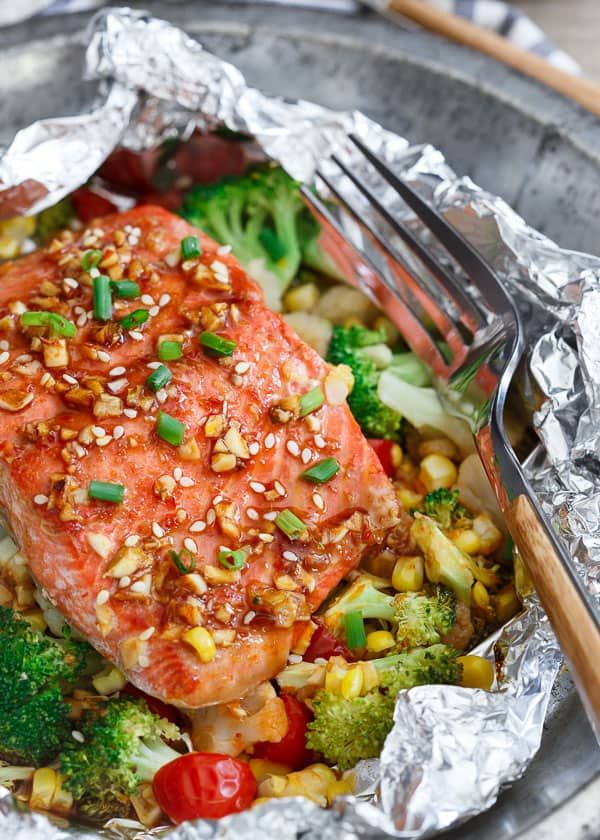 Cá hồi nướng giấy bạc (Baked/Foil-wrapped Salmon) ăn kèm rau củ.